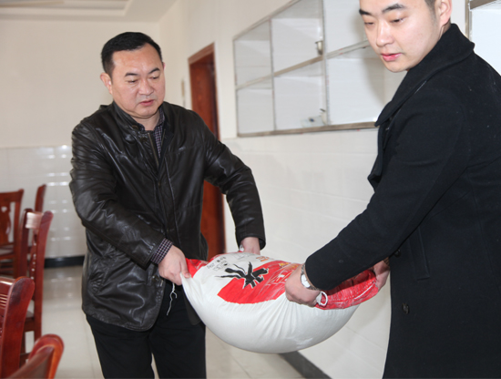 G董事長向茶店鎮(zhèn)福利院送慰問物資.jpg